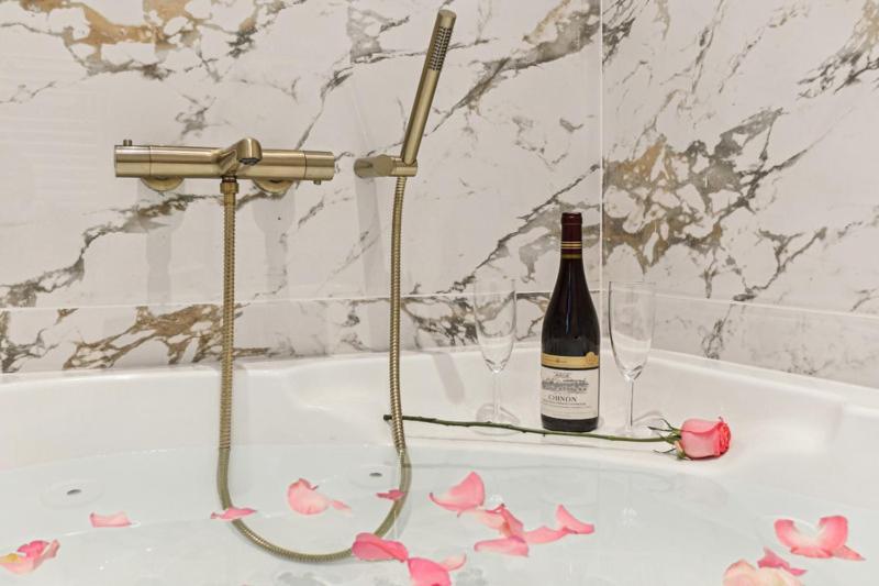 Lavie Maison Hot Tub And Ac Near Arc De Triomphe Paris Bagian luar foto