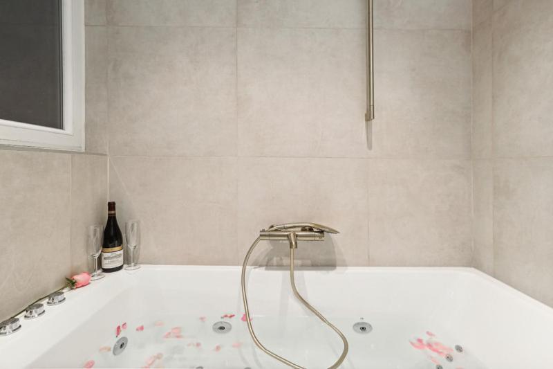 Lavie Maison Hot Tub And Ac Near Arc De Triomphe Paris Bagian luar foto