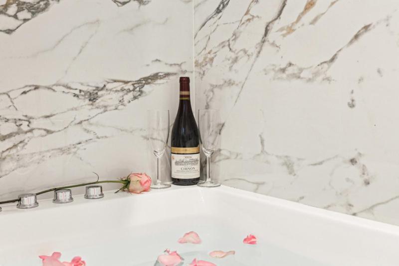 Lavie Maison Hot Tub And Ac Near Arc De Triomphe Paris Bagian luar foto