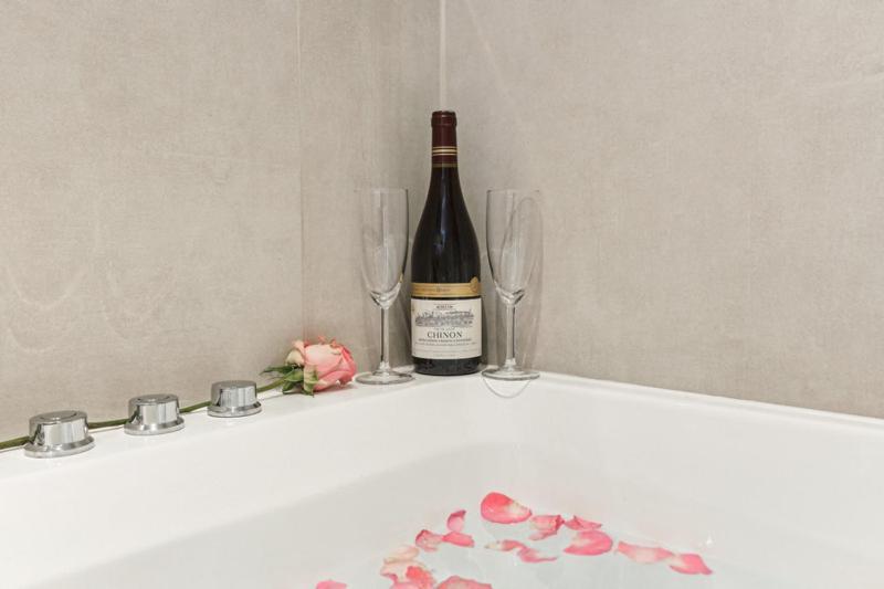 Lavie Maison Hot Tub And Ac Near Arc De Triomphe Paris Bagian luar foto