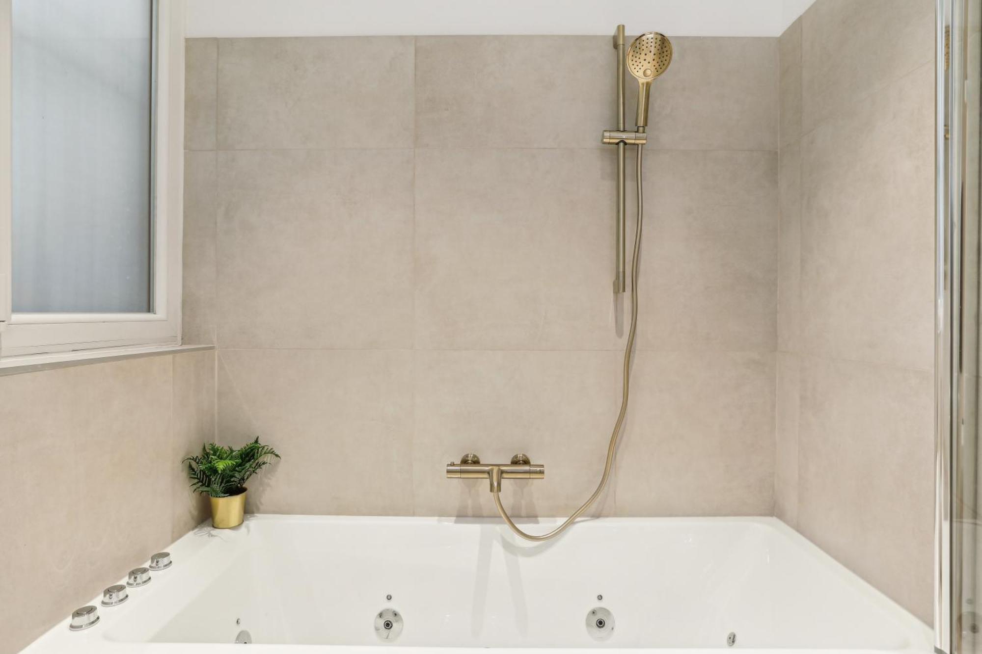 Lavie Maison Hot Tub And Ac Near Arc De Triomphe Paris Bagian luar foto